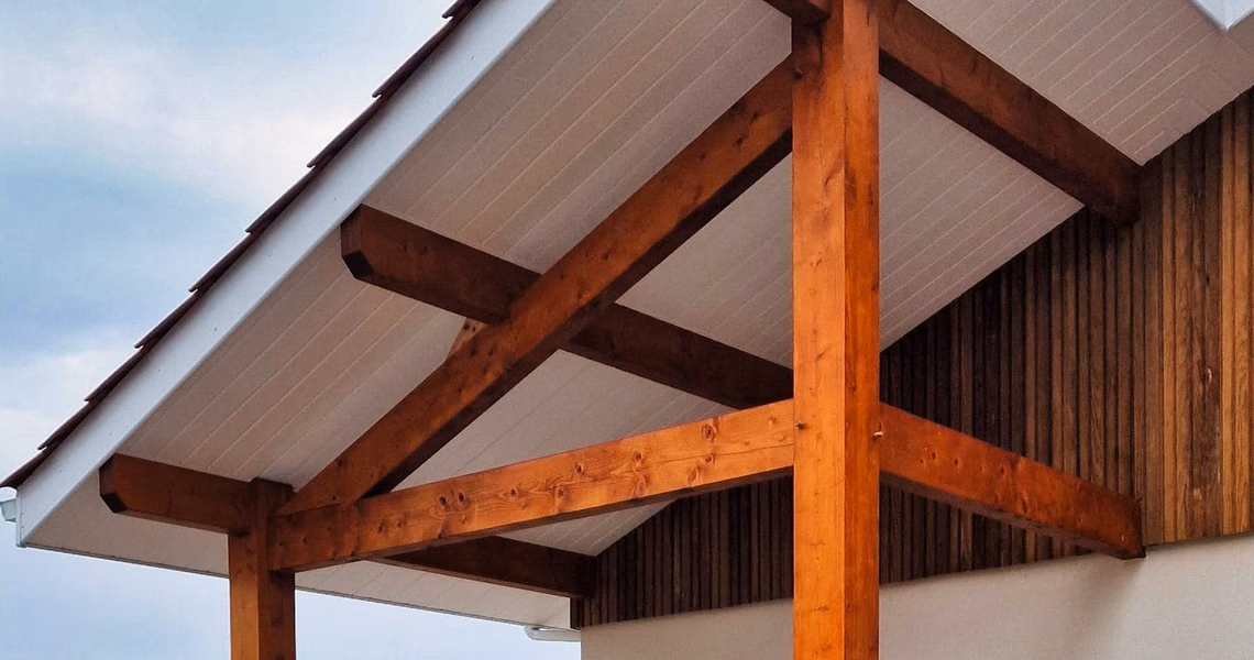 Détail de la charpente en bois apparente soutenant l'avancée de toit d'une villa à Vielle-Saint-Girons.