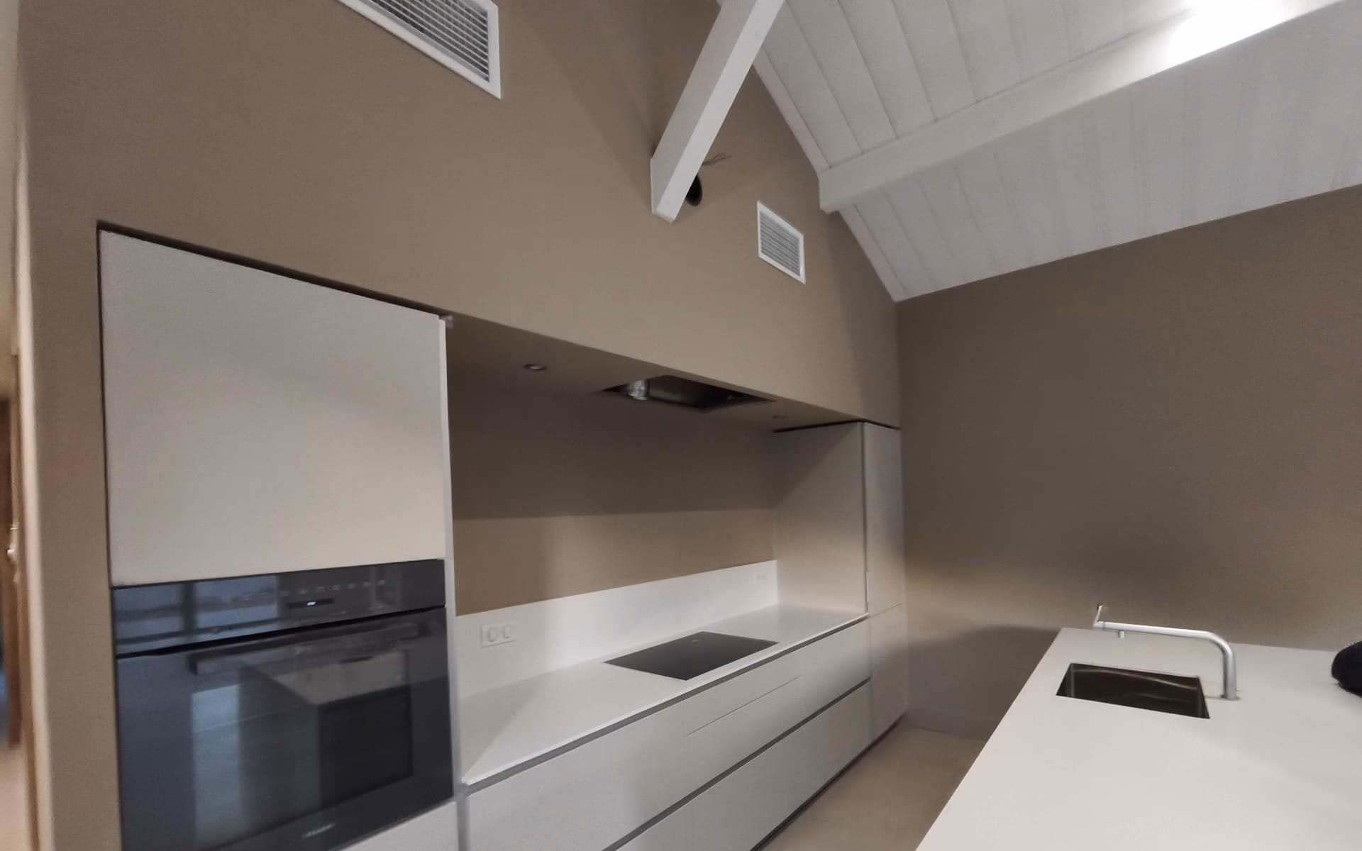 Cette salle de bains sobre et élégante est issue du projet de rénovation d’une résidence secondaire à Capbreton. Le choix de matériaux naturels et la lumière naturelle apportent un style apaisant et fonctionnel.