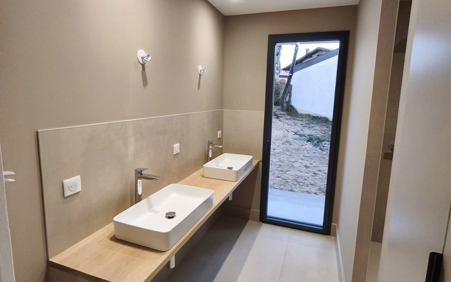 Salle de bains rénovée avec double vasque dans une maison à Capbreton