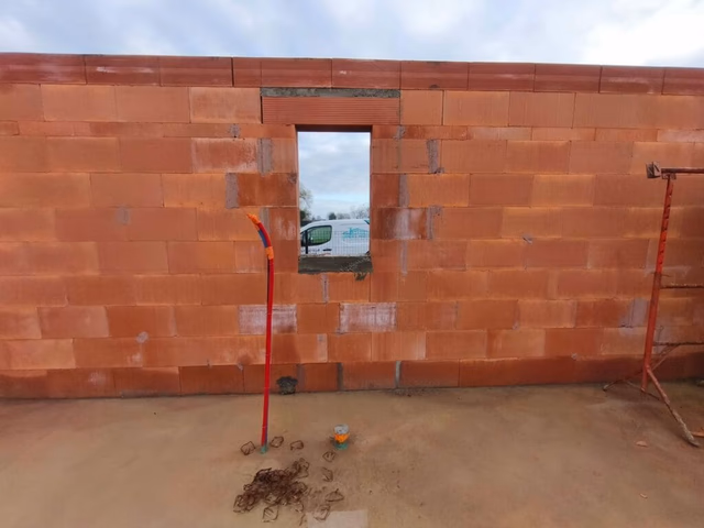 Mur en briques collées Bio'bric avec réservation pour fenêtre sur chantier Landes Habitat