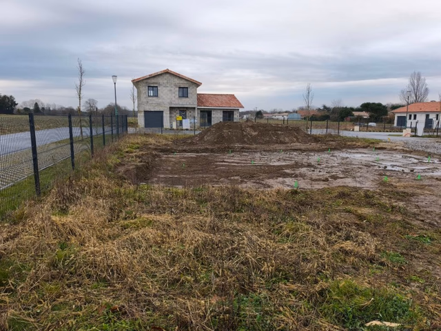 Terrain borné et préparé pour le terrassement d'une maison dans un lotissement landais