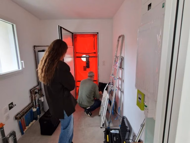 Réalisation d'un test d'étanchéité à l'air (infiltrométrie) dans une maison neuve construite par Landes Saubrigues.
