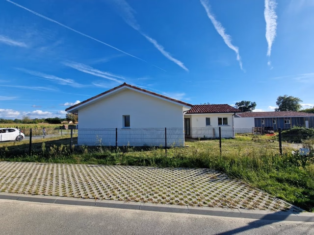 Façade avant d'une maison neuve de plain-pied aux finitions soignées construite à Saubrigues par Landes Habitat.