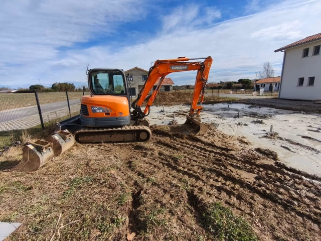 Pelle mécanique préparant le terrain pour une construction maison Saubrigues sur micropieux