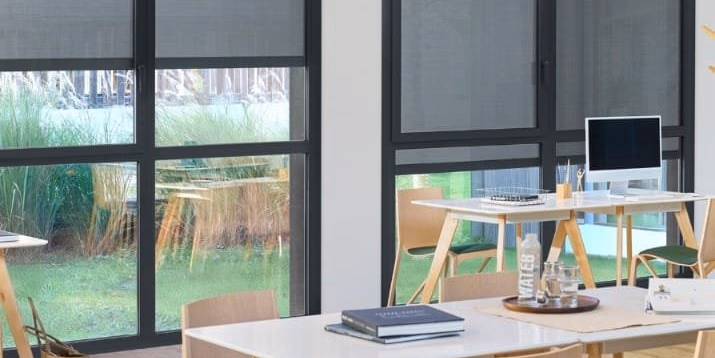 Maison moderne avec le Bloc-Baie Store ZIP K•LINE pour une protection solaire optimale.