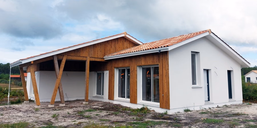 Maison en L avec bardage bois et toiture tuile canal