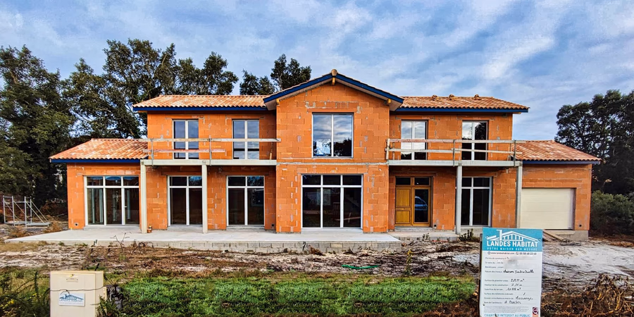 Chantier de construction d'une grande maison à étage à Messanges en briques rouges