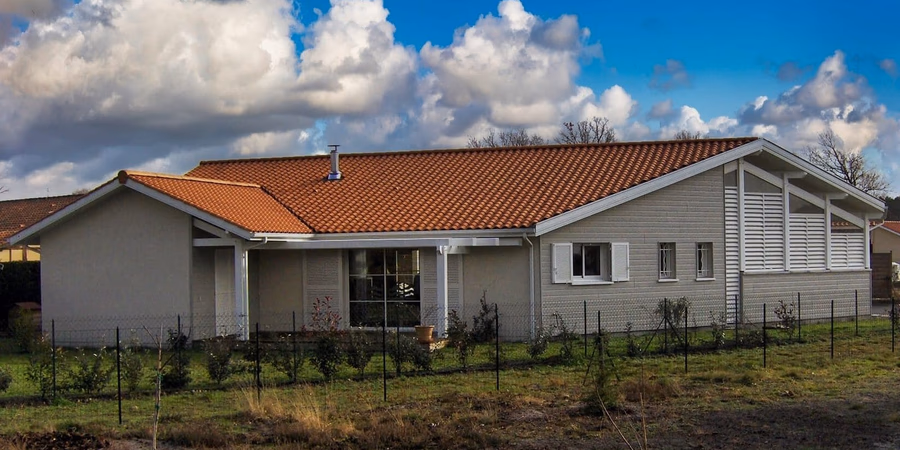 Maison contemporaine à Bias avec façade moderne et terrasse – Projet Landes Habitat