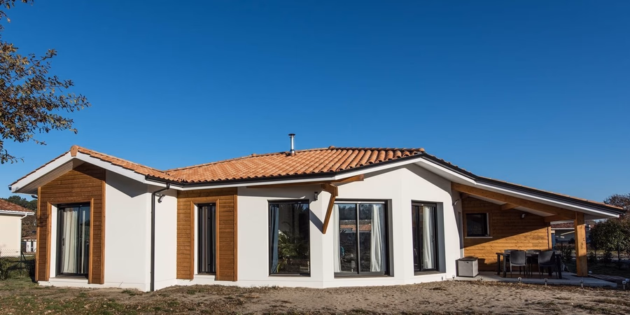 Maison contemporaine à Saint-Julien-en-Born – façade principale
