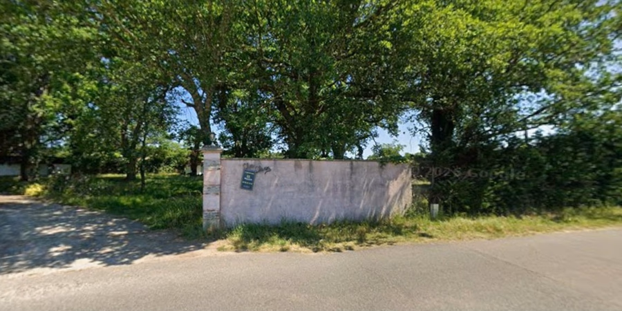 Terrain arboré de 842 m² à Mézos (40), route Océane, bordé d'un muret et de grands arbres