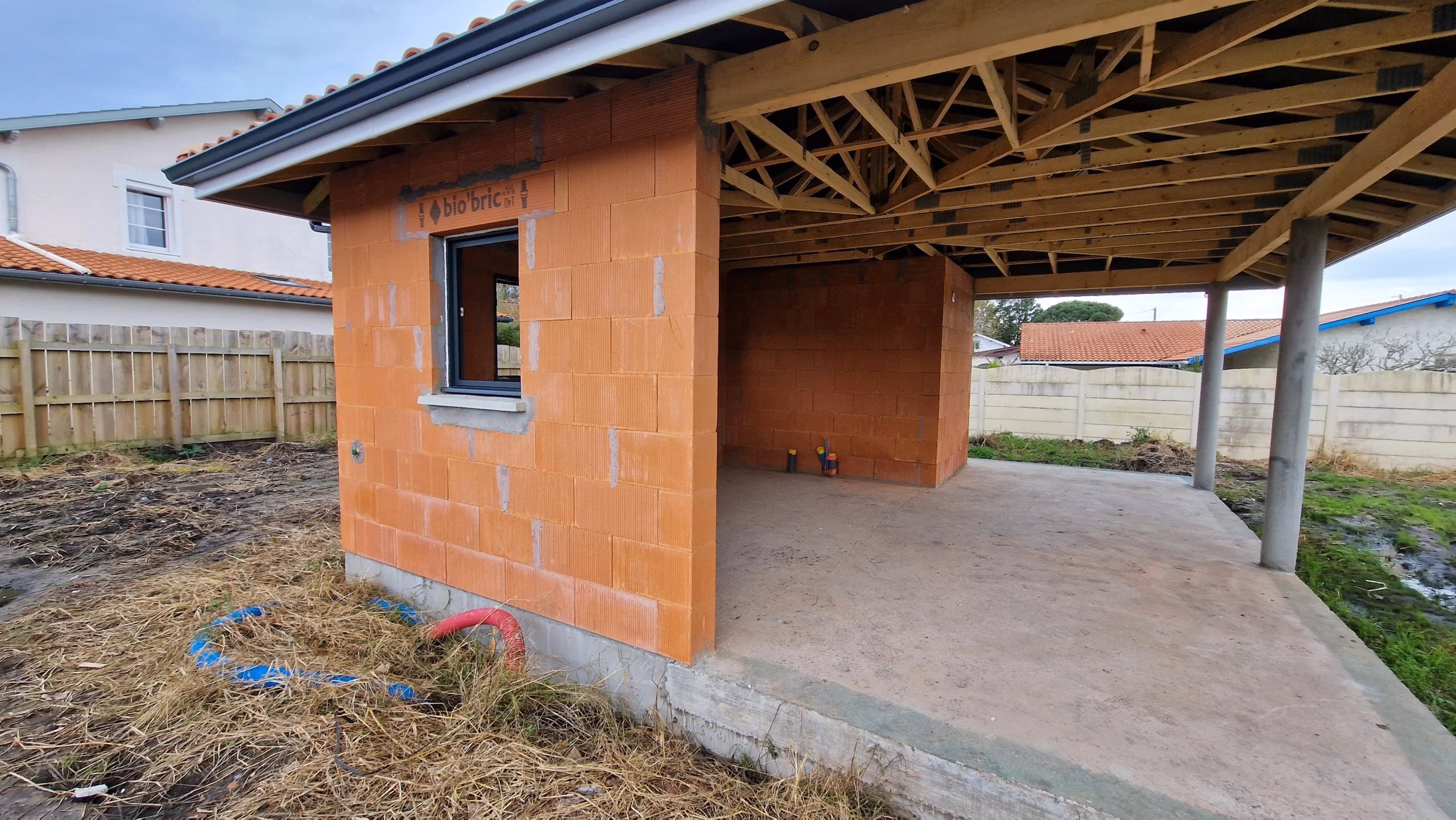 Zoom sur la charpente en bois du pool house d'une maison