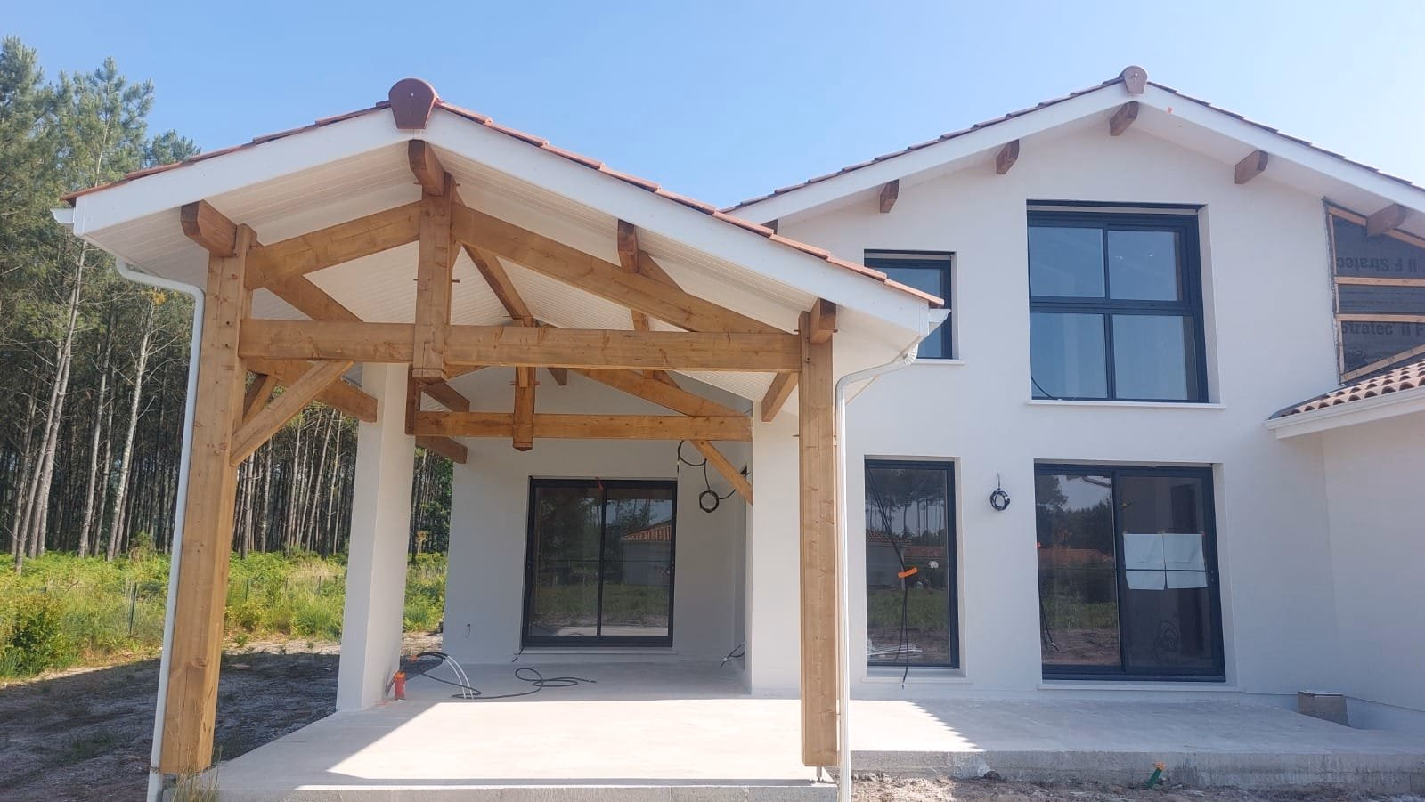 Façade avec terrasse bois et menuiseries aluminium
