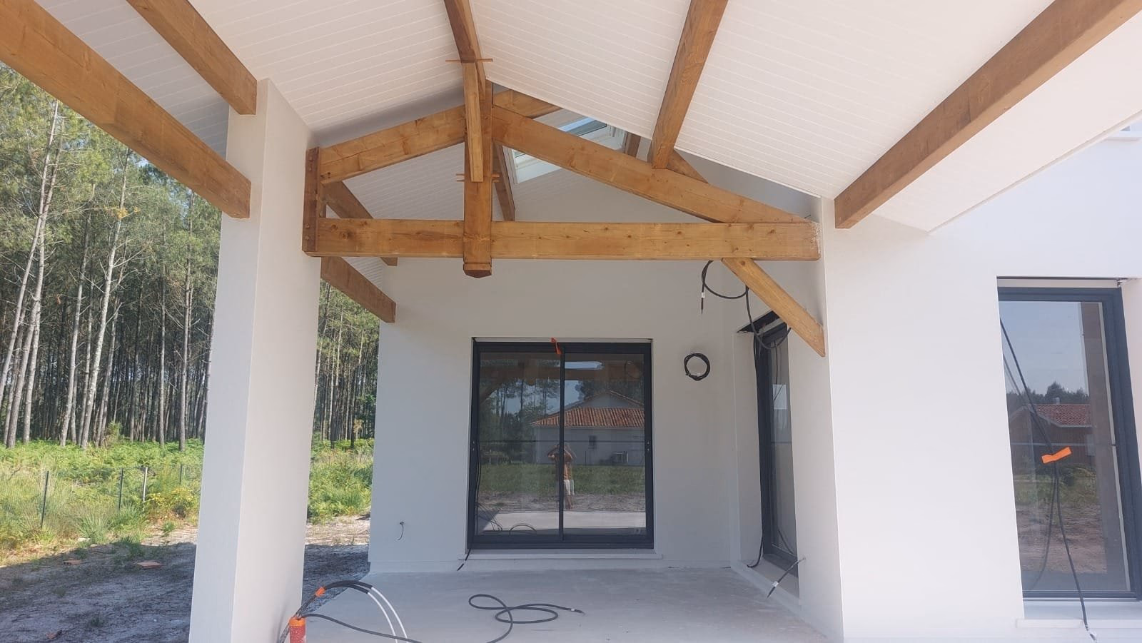 Charpente apparente d'une terrasse couverte en bois