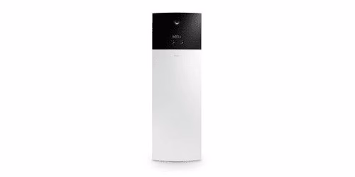 Unité intérieure de pompe à chaleur Daikin blanche et noire verticale sur fond blanc uni.