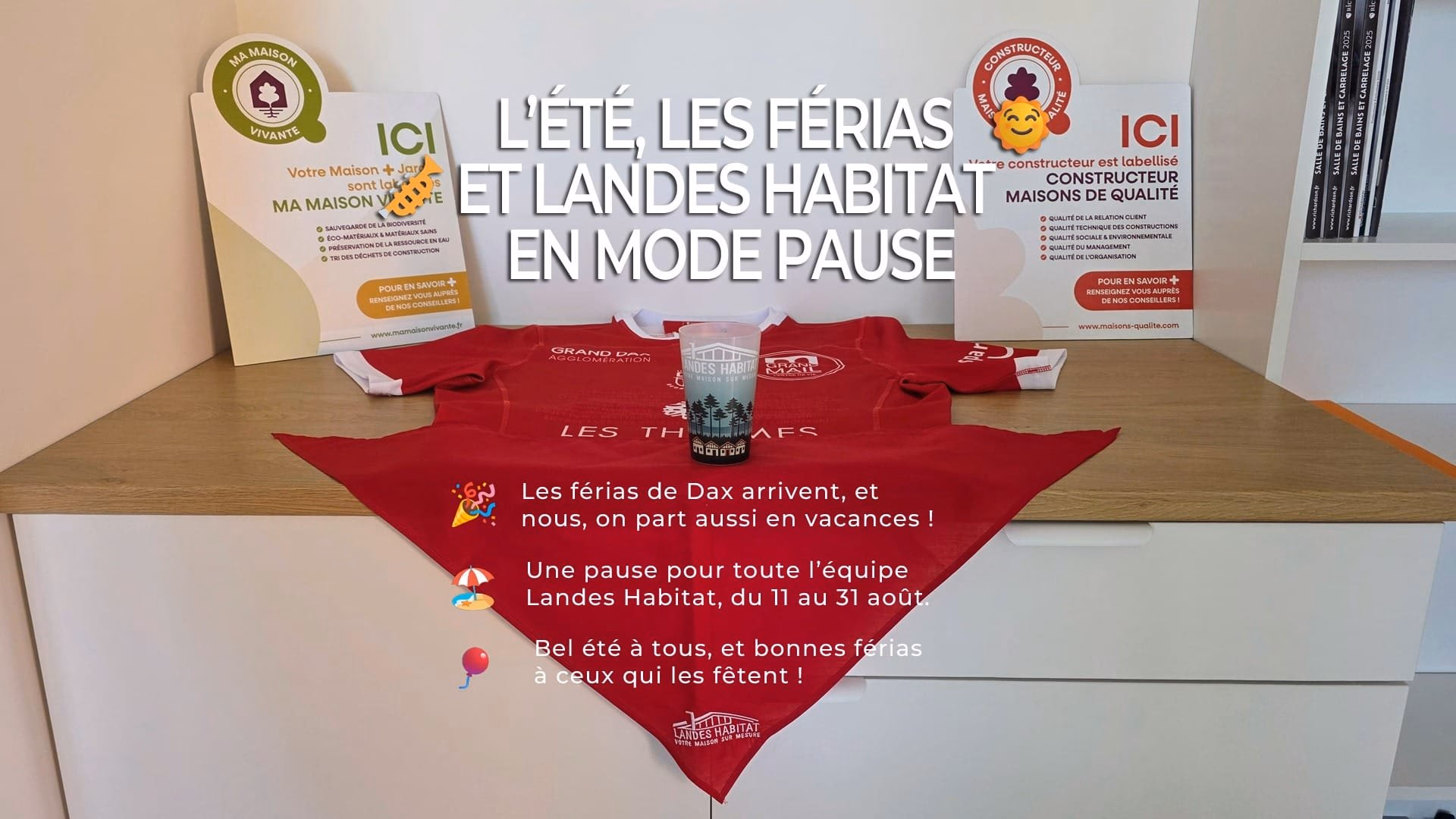 Affiche de Landes Habitat annonçant la fermeture estivale pour les férias de Dax, avec foulard rouge, maillot et gobelet aux couleurs de l’entreprise.