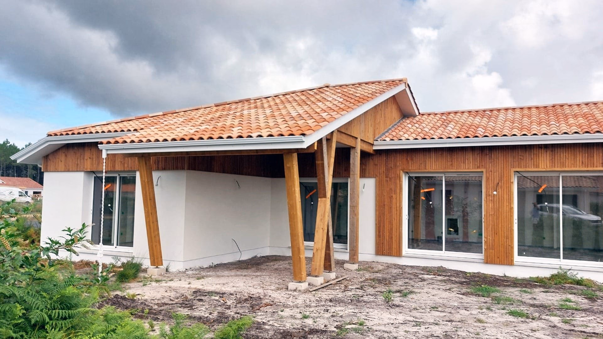 Vue d’angle de la maison en construction dans les Landes