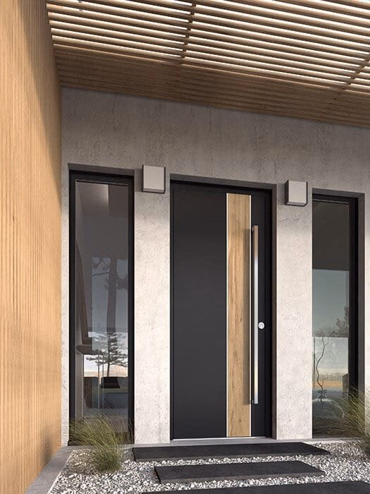 Porte d'entrée noire à bande verticale effet bois et longue poignée verticale avec deux fixes vitrés.