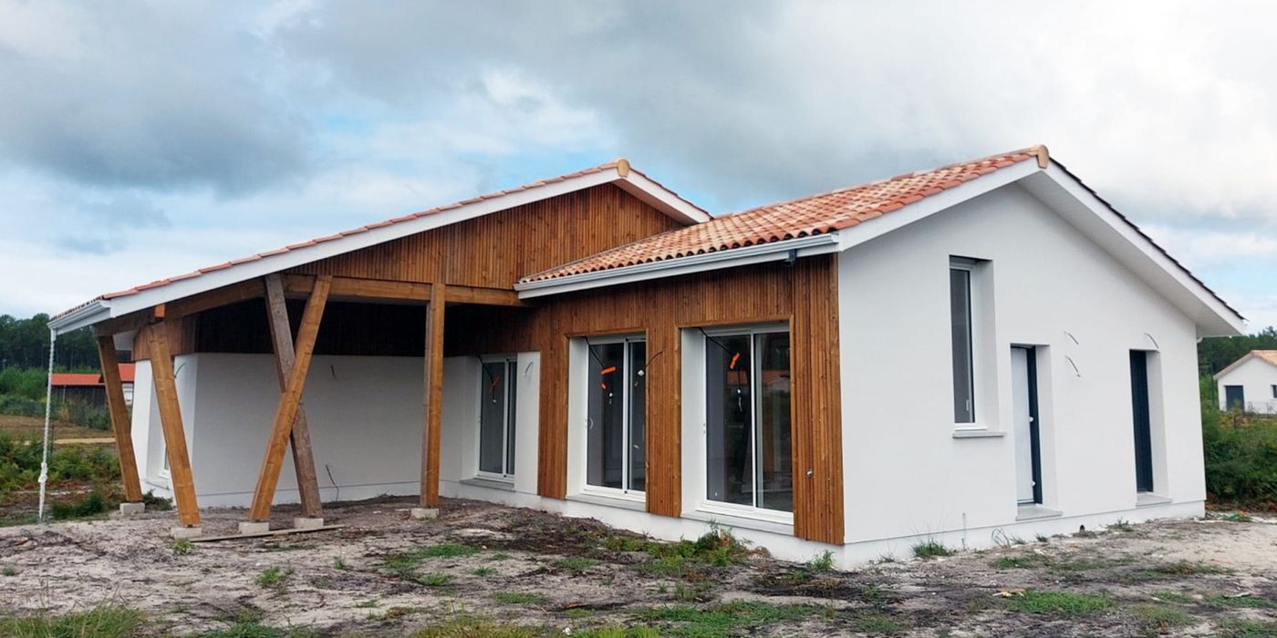 Maison en L avec bardage bois et toiture tuile canal