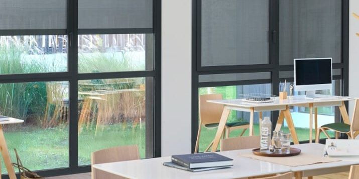 Maison moderne avec le Bloc-Baie Store ZIP K•LINE pour une protection solaire optimale.