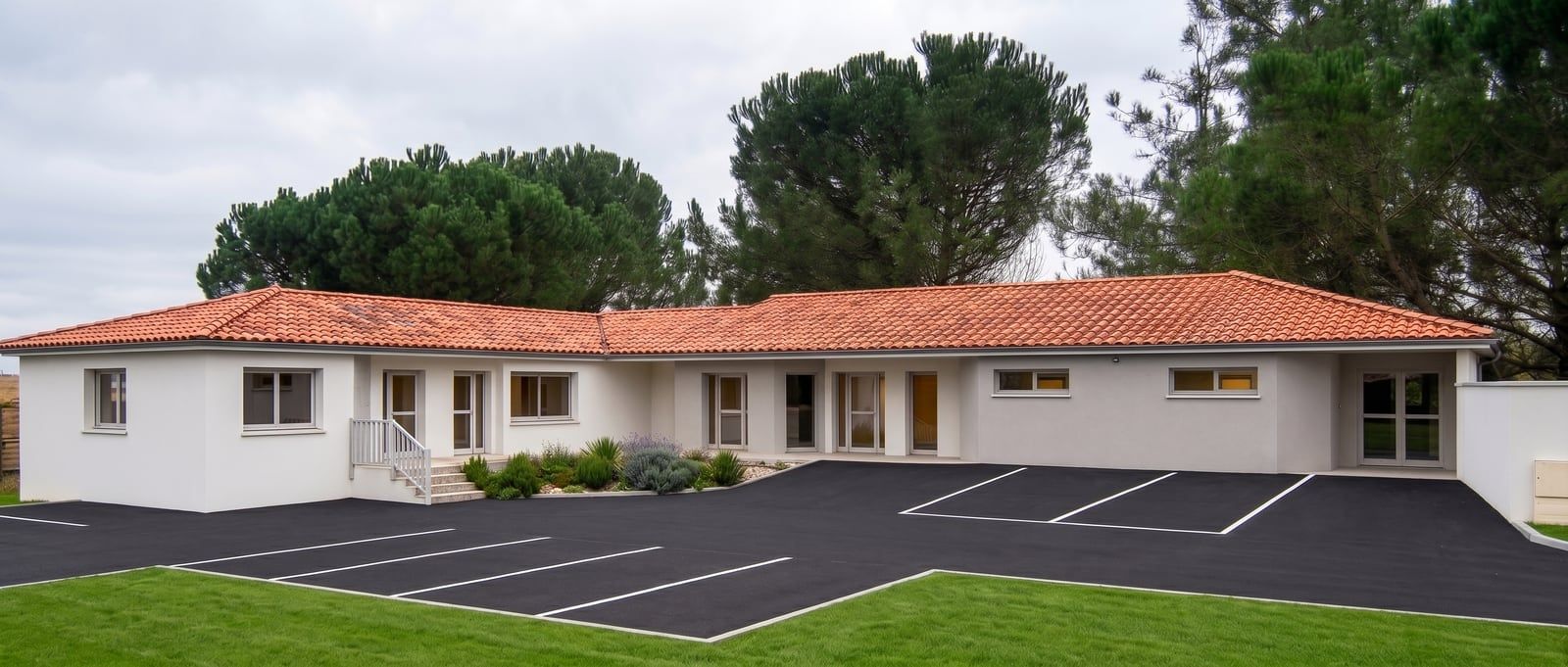 Funérarium à Castets (40) construit par Landes Habitat — bâtiment ERP de plain-pied avec parking, rendu 3D de la réalisation livrée