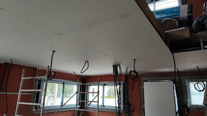 Pose de faux plafond en plaques de plâtre et passage des gaines électriques sur un chantier de rénovation à Capbreton par Landes Habitat
