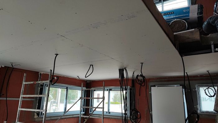 Pose de faux plafond en plaques de plâtre et passage des gaines électriques sur un chantier de rénovation à Capbreton par Landes Habitat