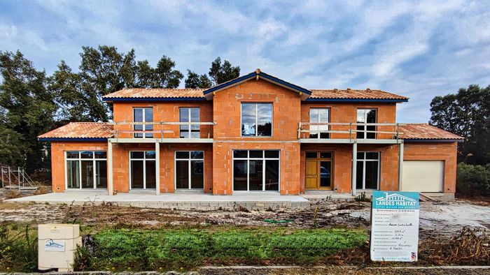 Chantier de construction d'une grande maison à étage à Messanges en briques rouges