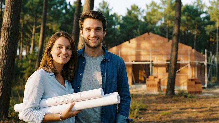 Couple serein consultant un plan de maison avec la garantie de livraison smabtp
