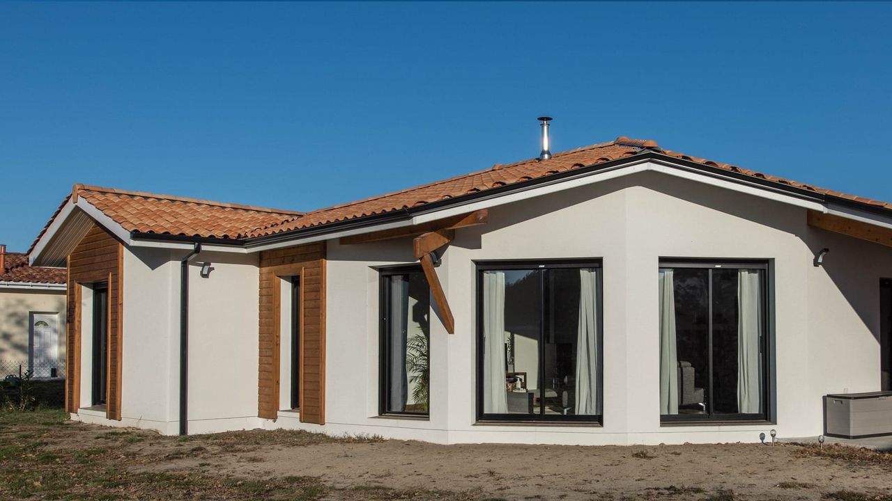 Vue latérale de maison à Saint-Julien-en-Born – menuiseries alu K•LINE
