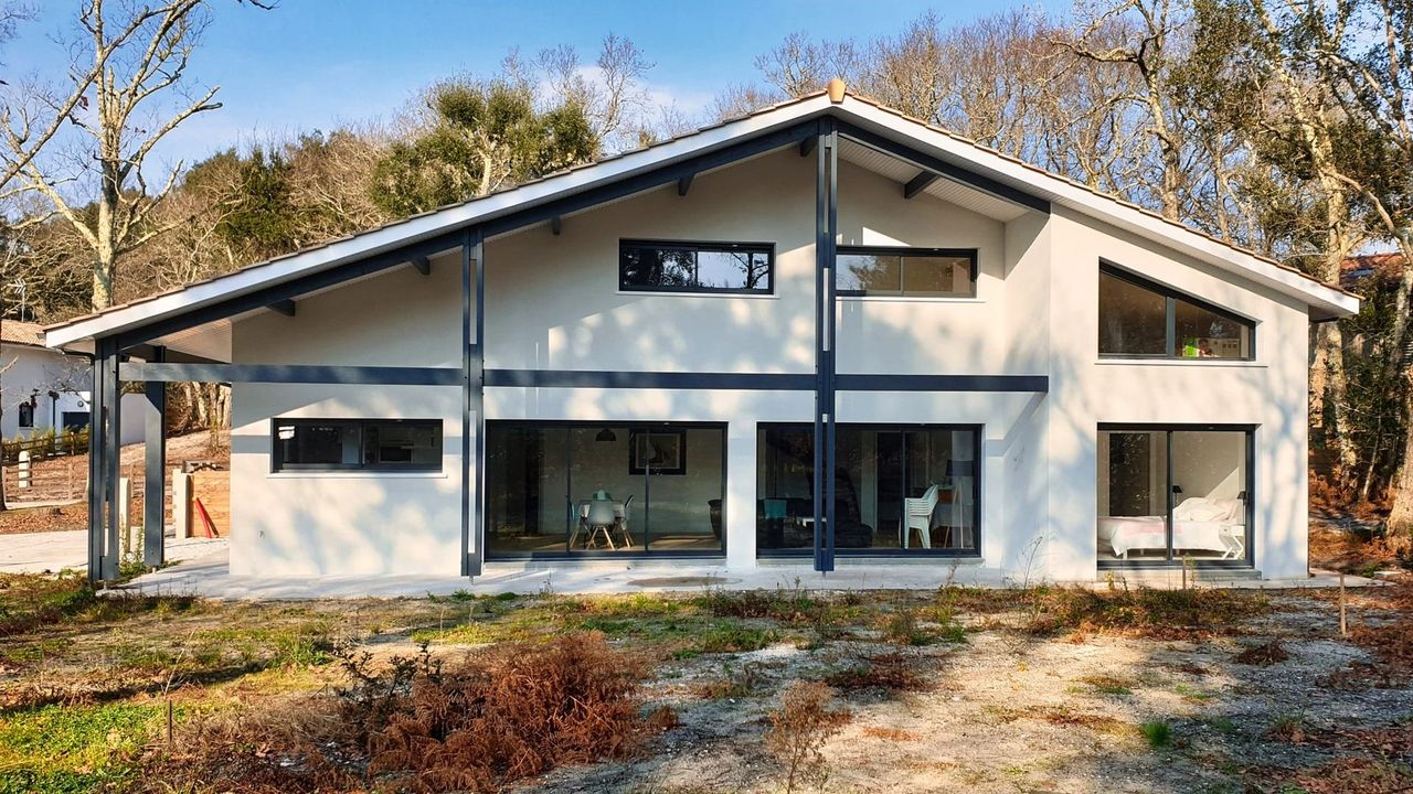Maison contemporaine à Moliets en pleine nature avec bardage vertical et grandes fenêtres