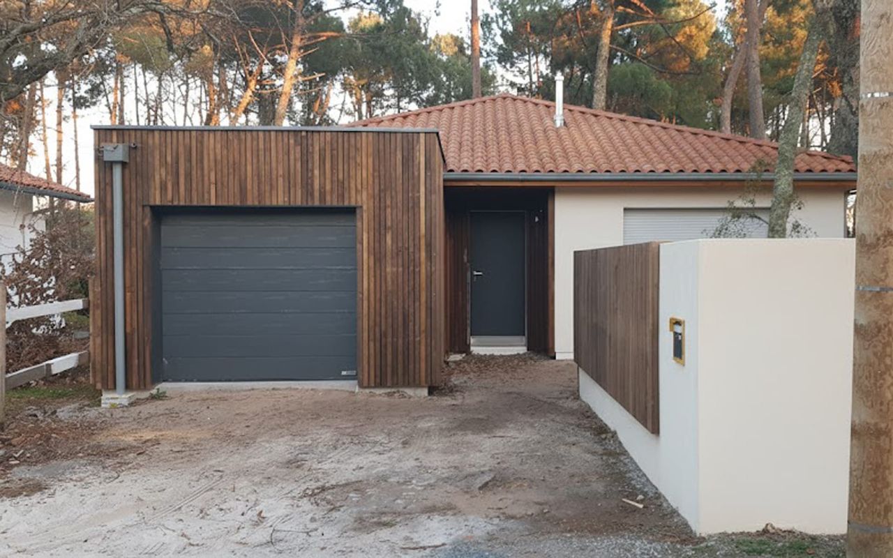 Façade avant et garage bardage bois, porte de garage RAL 7016, entrée moderne Landes Habitat.