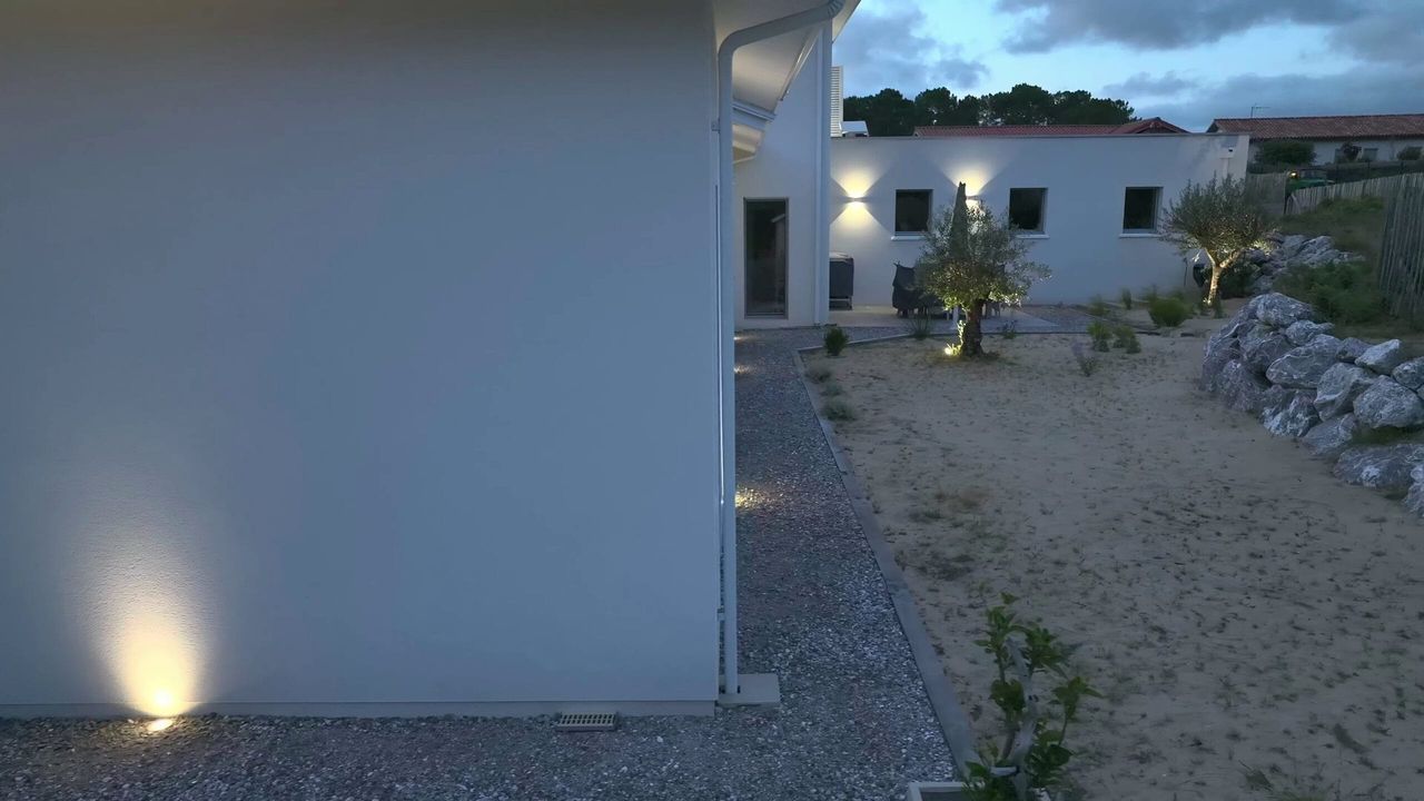 Jardin arrière avec éclairage LED, oliviers et enrochement décoratif à Lit-et-Mixe