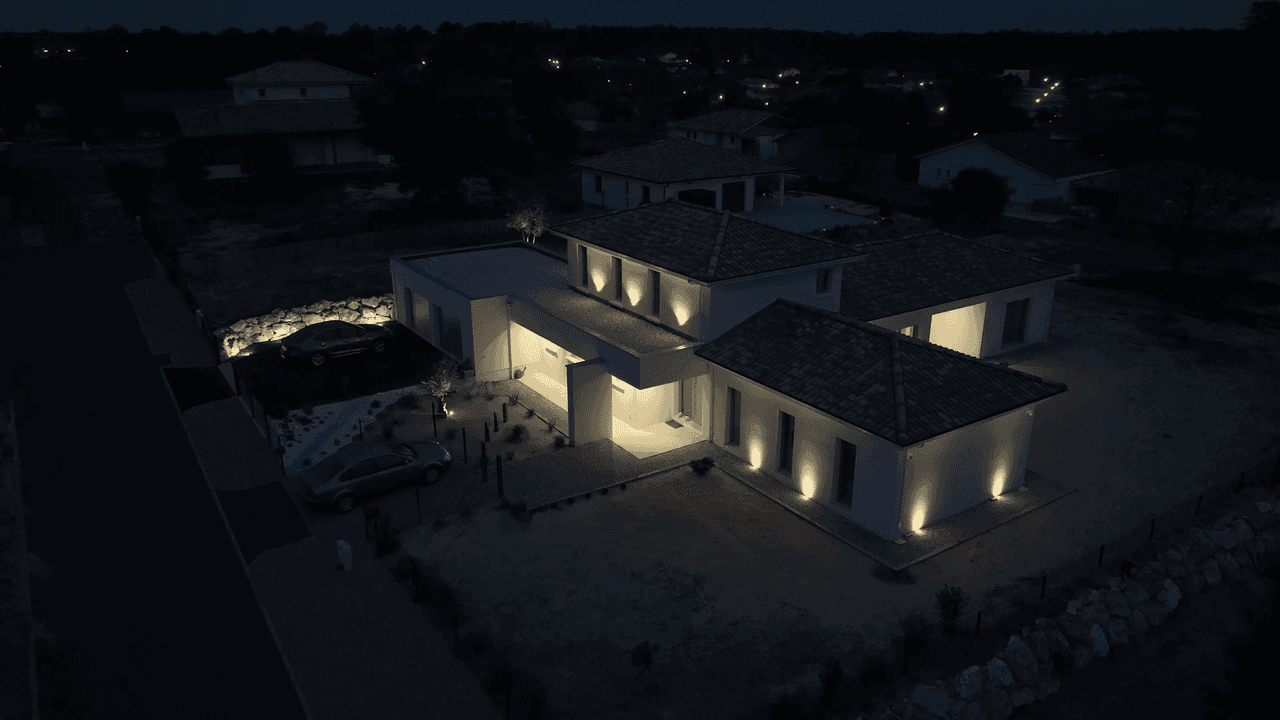 Vue nocturne de la maison illuminée avec éclairage extérieur à Lit-et-Mixe