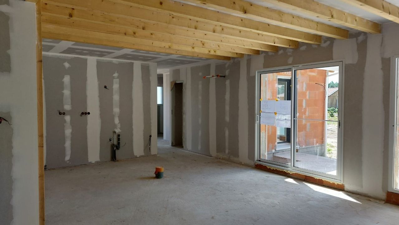 Salon en construction avec ossature bois et mezzanine