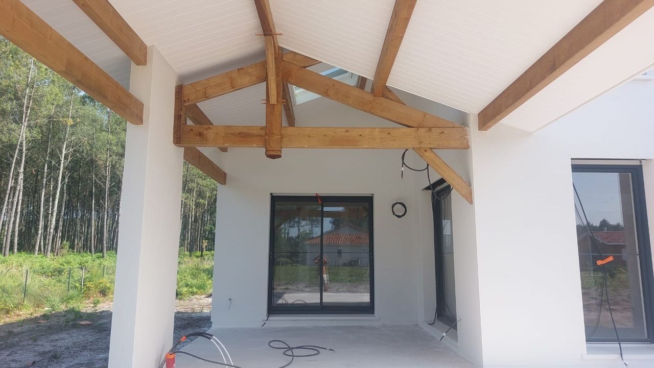 Charpente apparente d'une terrasse couverte en bois