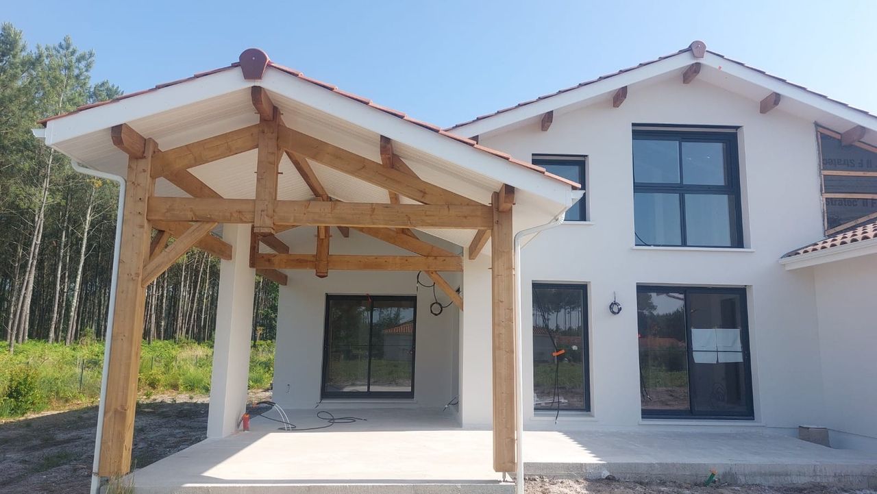 Façade avec terrasse bois et menuiseries aluminium
