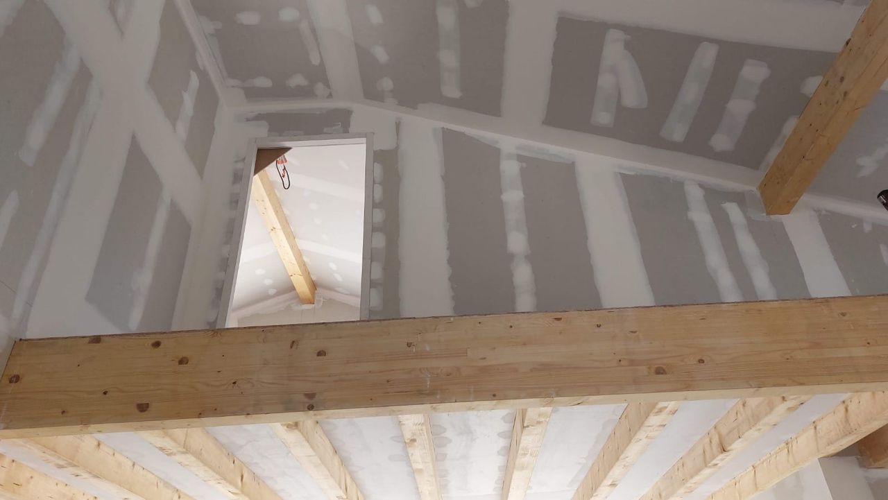 Vue intérieure de la mezzanine avec poutres apparentes
