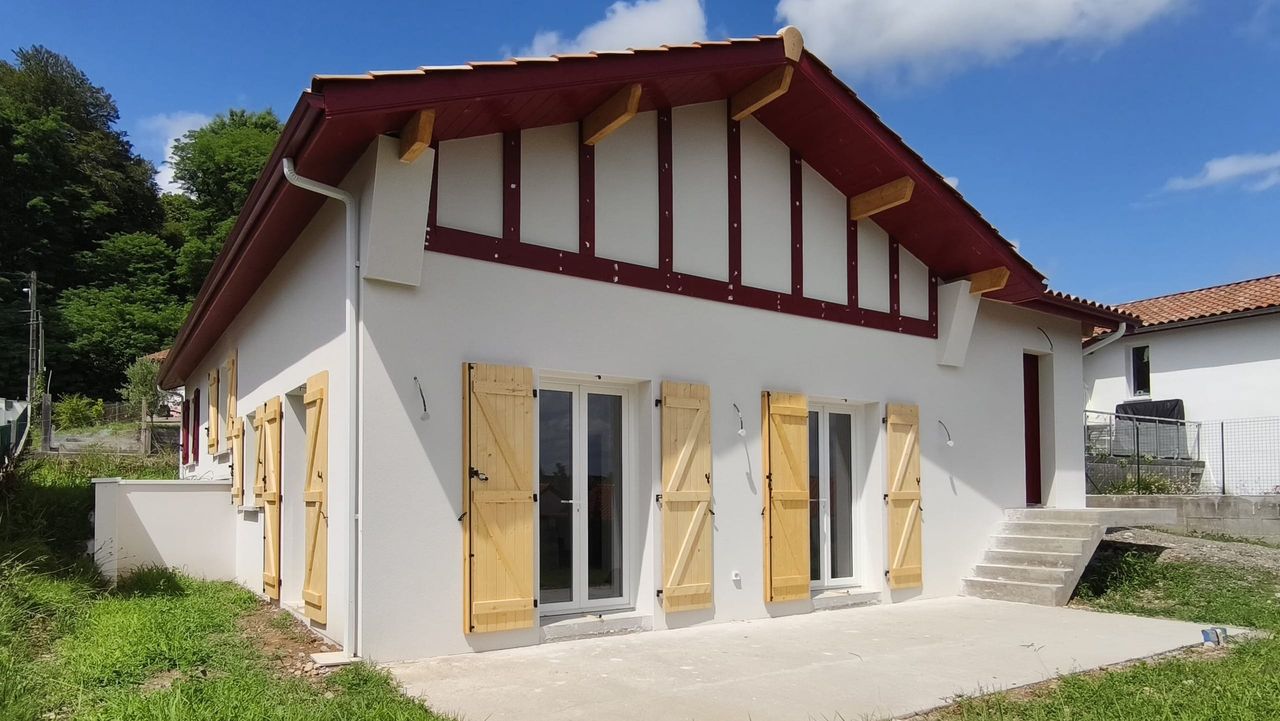 Maison basque à Ustaritz avec colombages rouges et terrasse