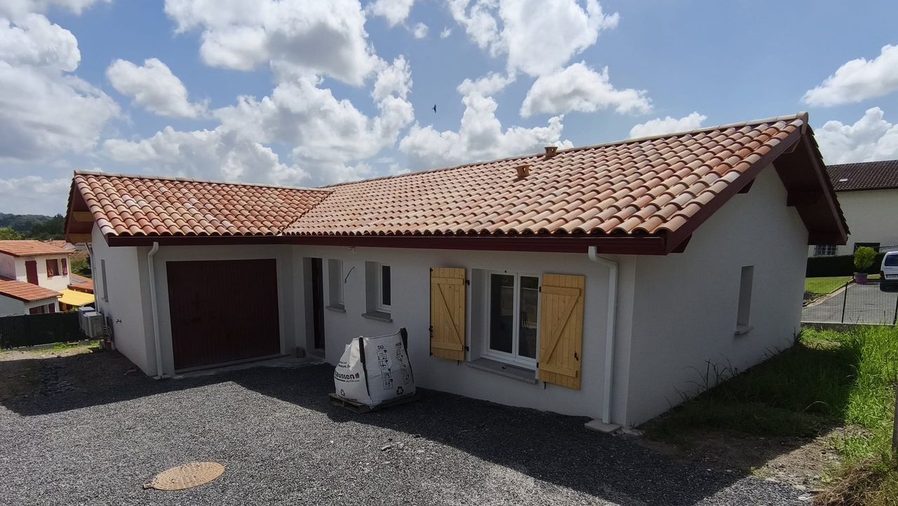 Maison traditionnelle à Ustaritz avec toiture en tuiles canal
