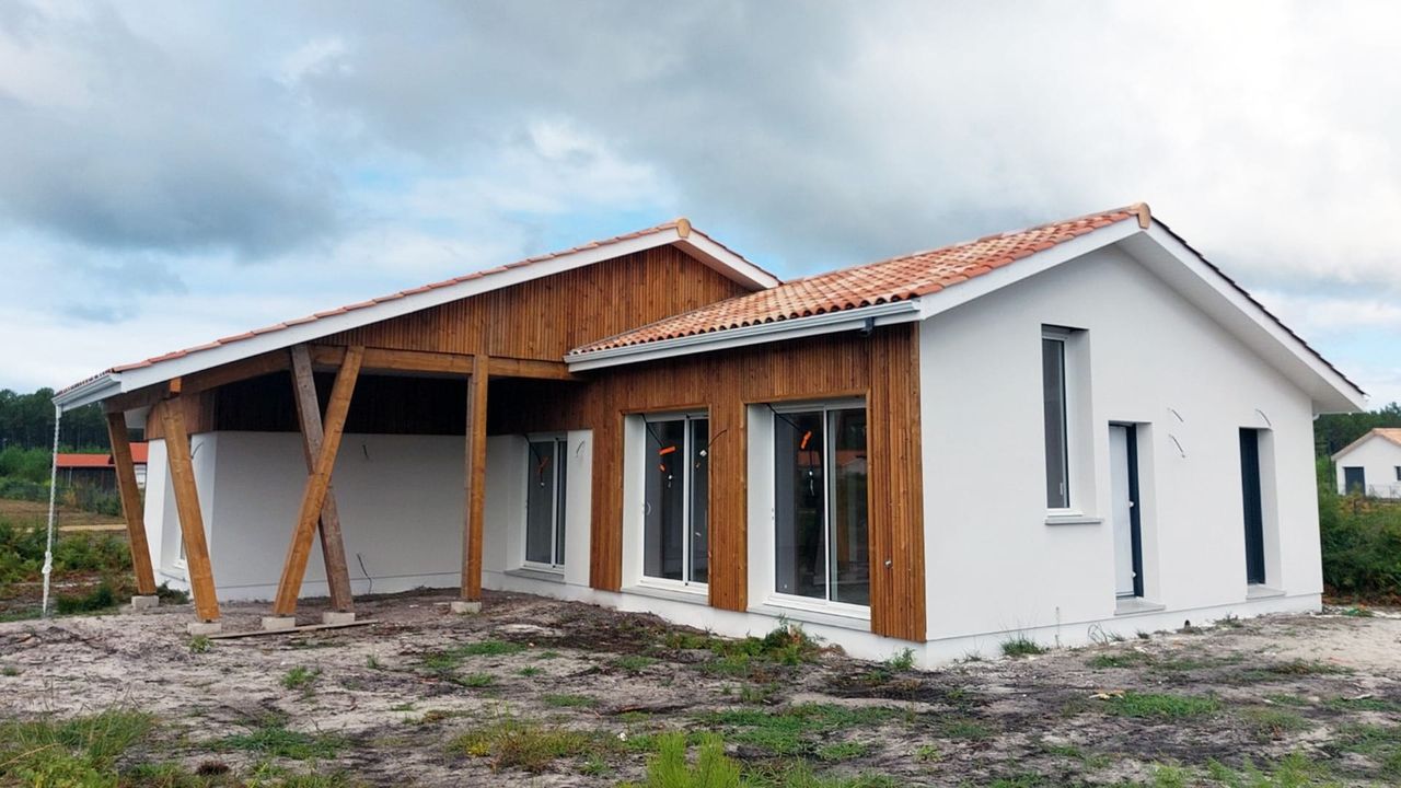 Maison en L avec bardage bois et toiture tuile canal