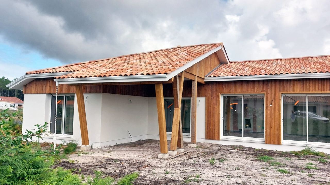 Vue d’angle de la maison en construction dans les Landes
