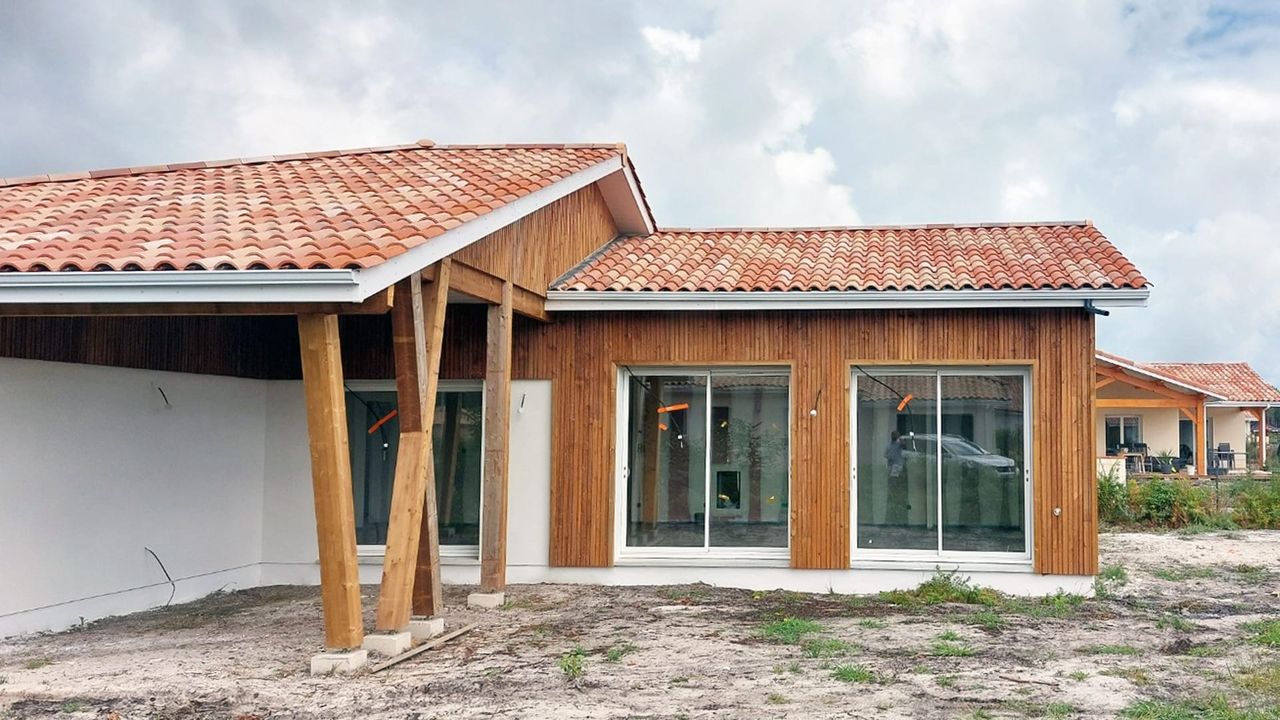 Terrasse couverte avec poteaux bois en V
