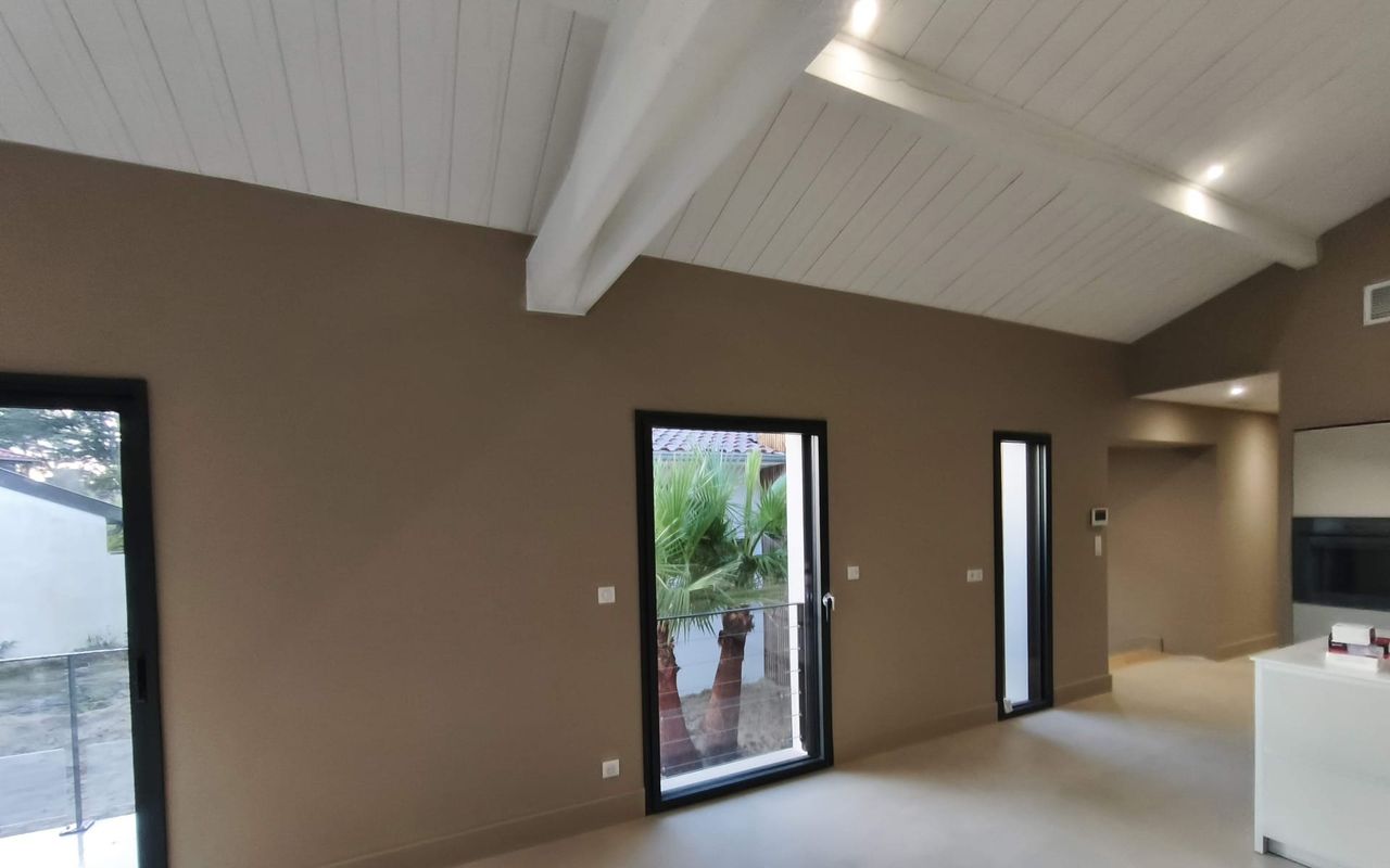 Pièce de vie rénovée – Projet Capbreton Intérieur rénové et lumineux d'une maison à Capbreton par Landes Habitat