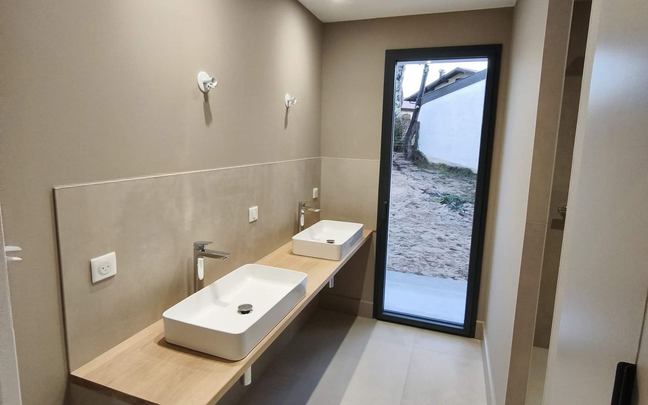 Double vasque contemporaine – Salle d’eau rénovée à Capbreton Salle de bains rénovée avec double vasque dans une maison à Capbreton