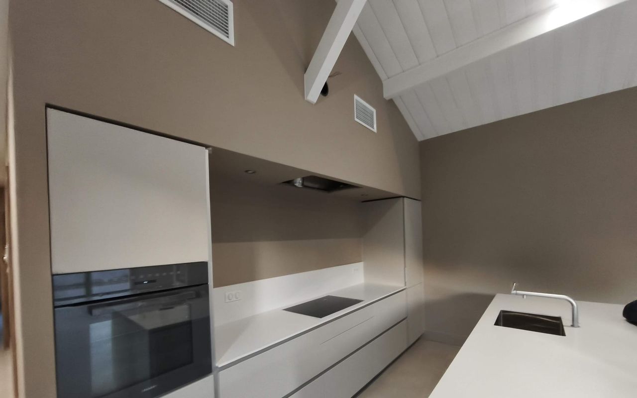 Cuisine moderne et épurée – Rénovation Landes Habitat à Capbreton Cette salle de bains sobre et élégante est issue du projet de rénovation d’une résidence secondaire à Capbreton. Le choix de matériaux naturels et la lumière naturelle apportent un style apaisant et fonctionnel.