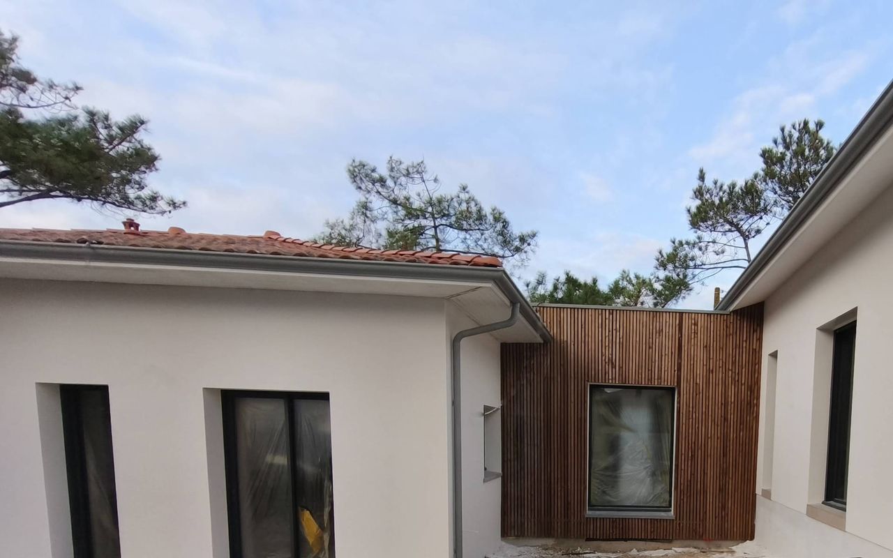 Bardage bois de liaison – Projet d’extension à Capbreton Bardage bois reliant l'extension à la maison rénovée à Capbreton par Landes Habitat