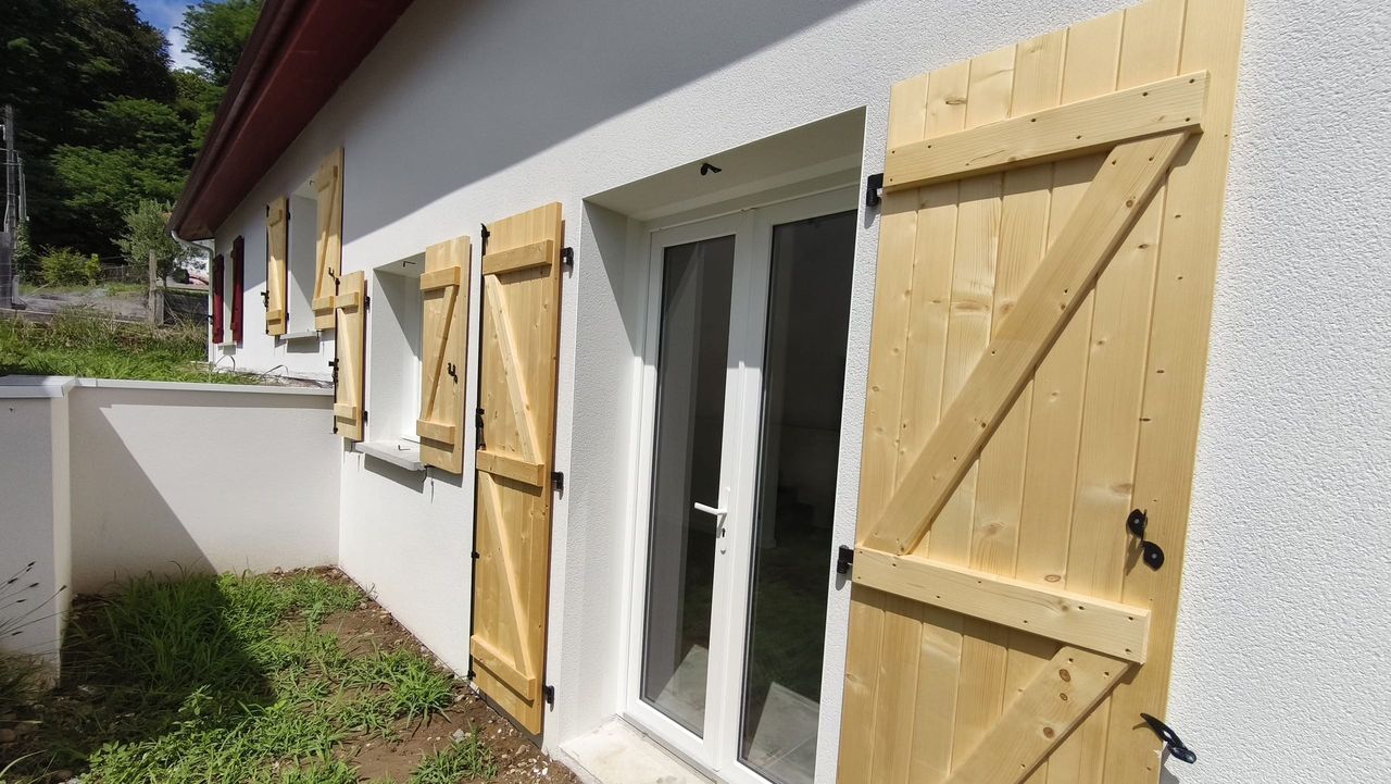 Volets bois à battants sur une maison neuve à Ustaritz