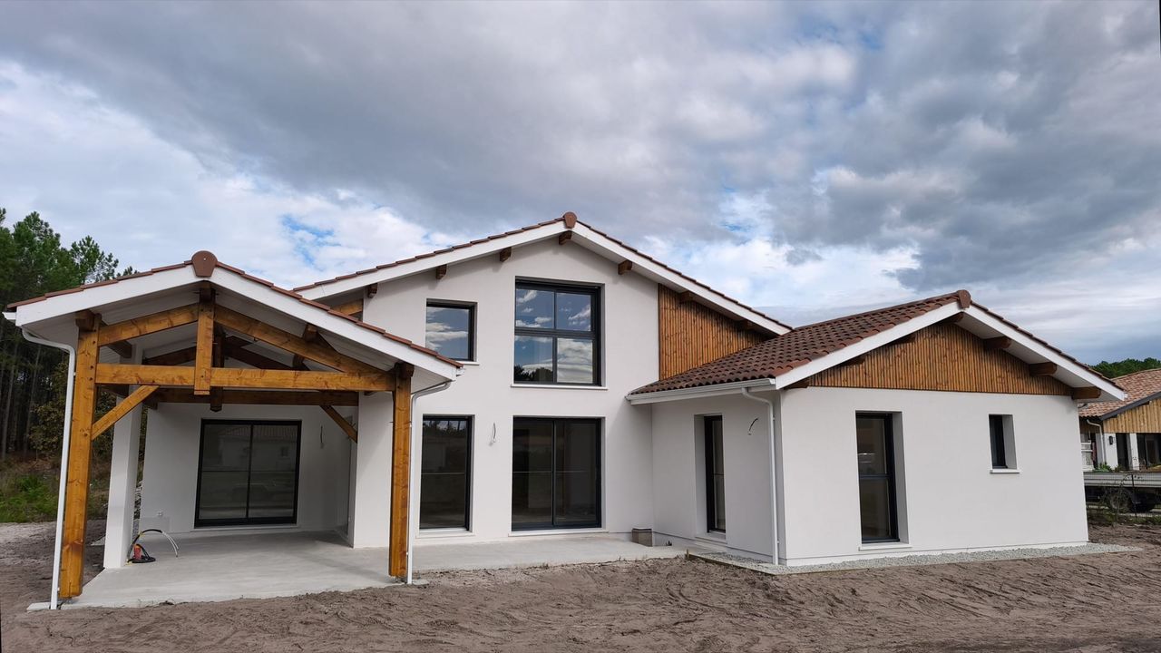 Maison contemporaine RE2020 à Vielle-Saint-Girons par Landes Habitat, façade Sud avec terrasse couverte et bardage bois.