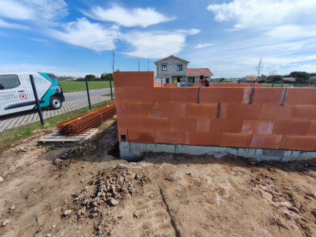 Chantier de construction d'une maison individuelle en briques rouges par Landes Habitat