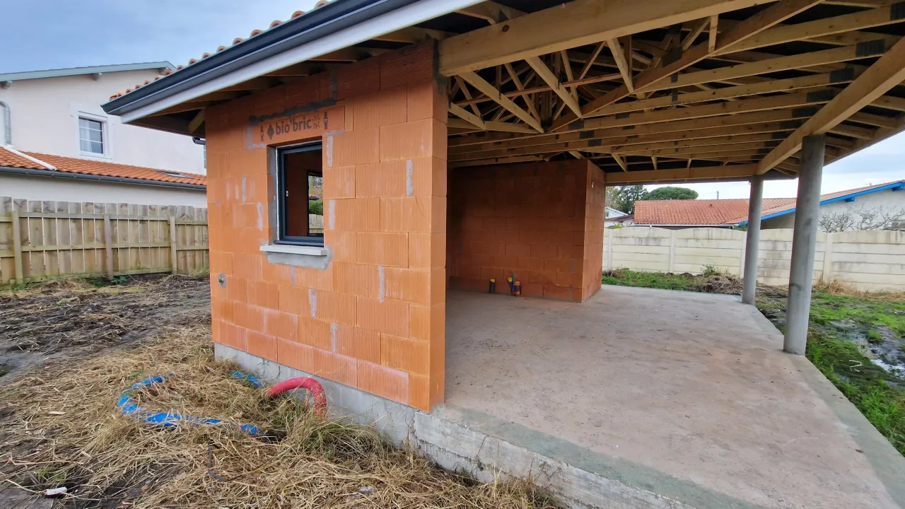 Zoom sur la charpente en bois du pool house d'une maison